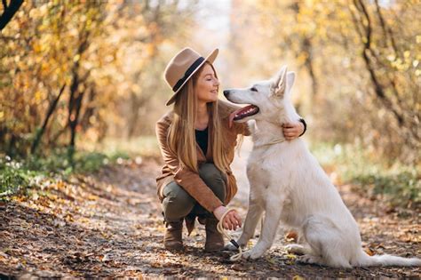 Mujer Joven En El Parque Con Su Perro Blanco Foto Gratis