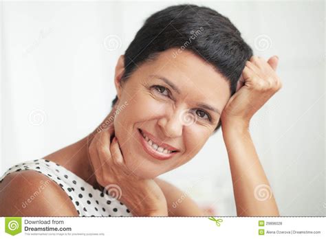 Όμορφη μέση ηλικίας γυναίκα Στοκ Εικόνες εικόνα από Lifestyle Agedness 29896028
