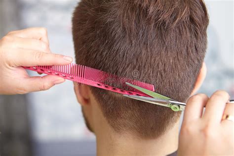 Matériel coiffure il y a 672 produits. Salon De Coiffure Coupe De Cheveux D'homme Découpage Photo ...