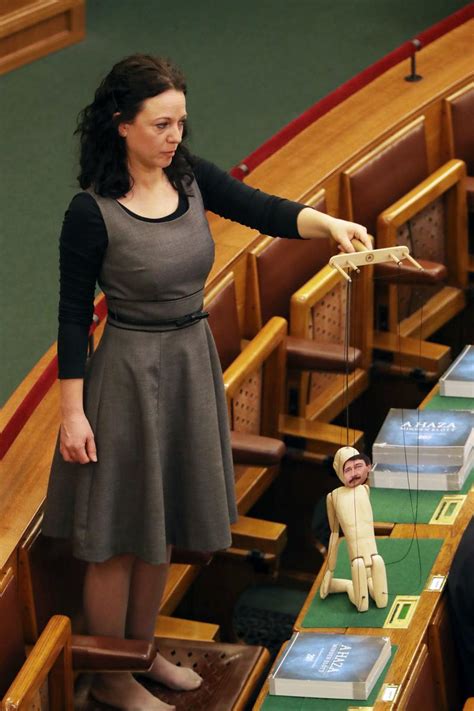 Már nagyon hosszú az élőlánc, keressük a végét valahol a sopronban is előválasztást! Kövér köpni-nyelni nem tudott, olyat mutatott Áderről ...
