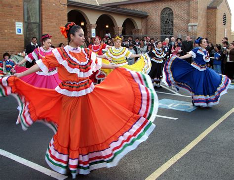Clothing Mexican Women Wear This Style Dress For Dancing In A Festival