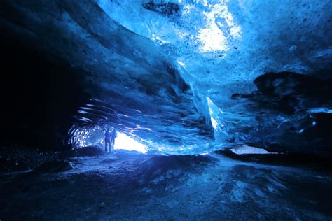アイスランド・氷の洞窟で光り輝く青の異世界。 週末絶景カメラマンゆーの日記
