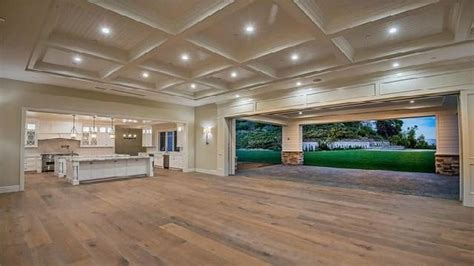 Keeping up with the kardashians star and lip kit mogul kylie jenner has purchased her second home in hidden hills, california. Kylie Jenner Buys Her Fourth Home, a $12 Million Mansion ...