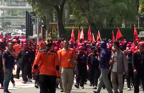 indonesia workers protest against govt s emergency regulation on job law world news