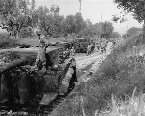 Два подбитых и сгоревших немецких танка Pz Kpfw VI Тигр 508 го