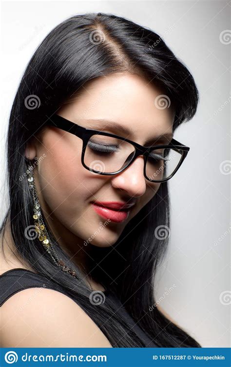 Giovane Donna Brunetta Faccia A Faccia Con Frustate Prolungate In Occhiali Immagine Stock