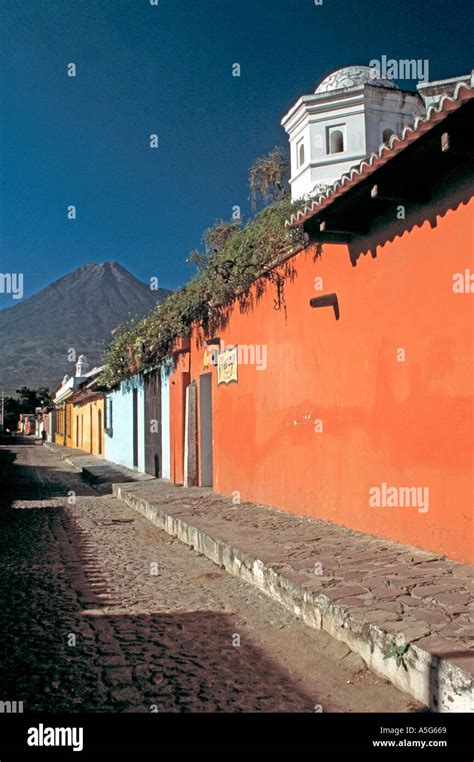 Escena Callejera Con El Volcán De Fondo En La Antigua Guatemala