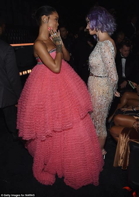 Rihanna Hugs Blue Ivy At The Grammy Awards Daily Mail Online