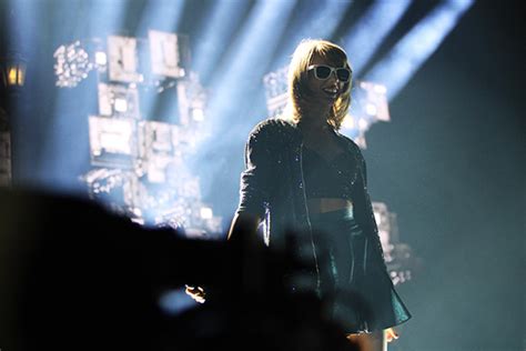 Concert Review Taylor Swift Fully Embraces Pop Star Status In 1989