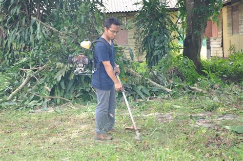 budaya sambatan yaitu gotong royong membangun rumah warga yang terkena banjir di desa wonosoco kecamatan undaan kabupaten kudus. PENGAKAP BATU PAHAT JOHOR: Gotong Royong di Rumah Kelana