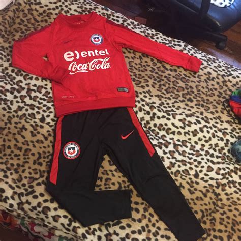 Sigue las novedades de #laroja, #larojafemenina Buzo Selección Chilena - $ 24.000 en Mercado Libre
