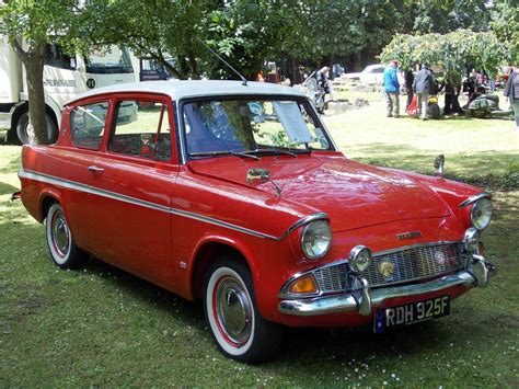 Stilul său cu influență americană a inclus o linie de nas largă, iar pe versiunile de lux, o grilă cromată. 1967 Ford Anglia 105E Sportsman | The Sportsman, a version ...