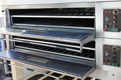 Modern glass french doors with single hand opening prevent dripping or scalding. Electric 2 deck bakery oven with steam SALVA, model ST-87 ...