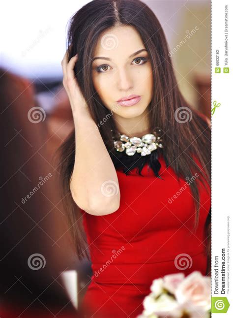 Schöner Brunette Mit Dem Langen Haar Stockbild Bild Von Erwachsener Mode 66032163