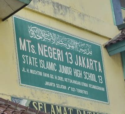 Siswa sekolah menjalani pemeriksaan suhu tubuh sebelum memasuki lingkungan sekolah di jakarta nanyang school, tangerang, banten, rabu (4/3/2020). Data Profil MTSN 13 JAKARTA - Bintaro - Pesanggrahan ...