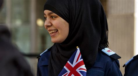 Hijab Kini Pakaian Rasmi Polis Scotland Suara Merdeka
