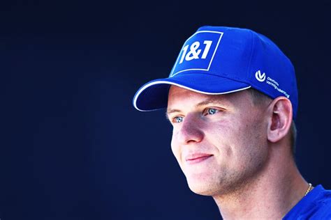 Formel 1 Mick Schumacher Zeigt Foto Von Reiterin Auf Seinem Helm Es