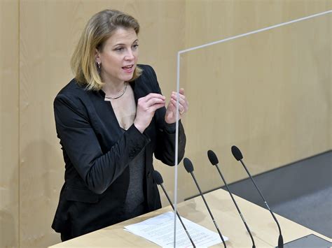 Jetzt hupf i ins wasser. NEOS setzen Corona-Jugendschwerpunkt - Coronavirus Wien ...