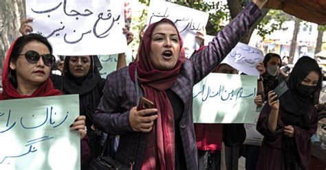 اعتراض به حجاب اجباری؛ طالبان معترضان و خبرنگاران را گروگان گرفتند ایندیپندنت فارسی