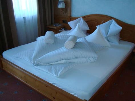 Hotelmanager organisieren, wer welche aufgaben macht. "Schön gemachte Betten" Hotel Alpenhof (Tirolo / Dorf ...