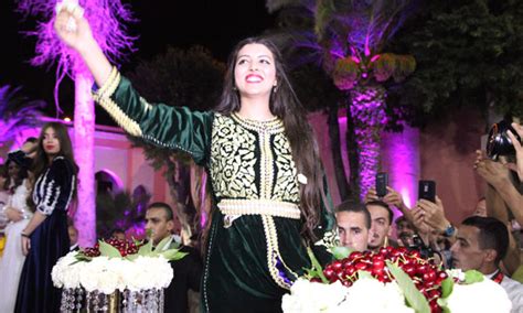 تعرض المواطن ا.م إلى طعنات بالسكاكين والآلات الحادة من مجهولين، بينما كان ينوي الانطلاق بالسيارة لنقل النفايات من قبل اتحاد بلديات الدريب الأوسط على مفترق منجز، وفق ما أفادت الوكالة الوطنية للاعلام. فن : ملكة حب الملوك صفريوية وعروس إفريقيا إيفوارية