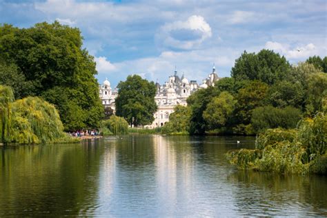 It is at the southernmost tip of the st james's area, which. St James's Park, el jardín de los palacios