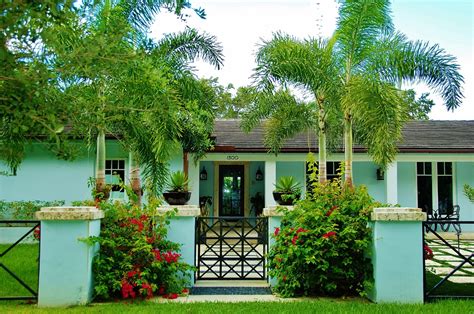 These front yard meeting and greeting spaces can set the vibe of your home and be welcoming or can run guests away quickly if awkward or unkempt front yards and entryways. Landscape ideas South Florida front yard-Garden design