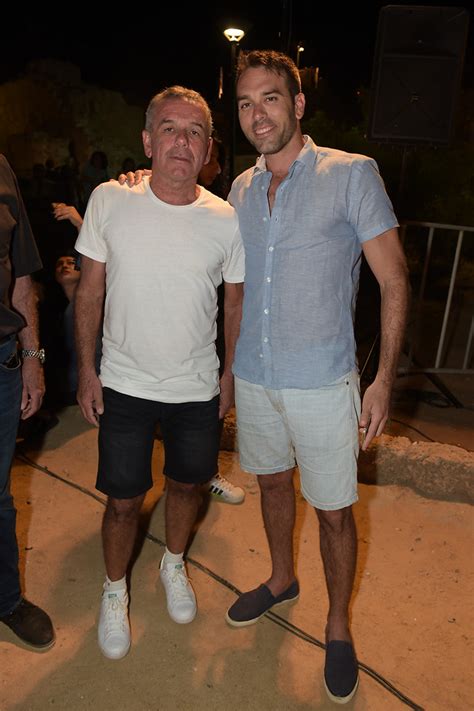 אחרי כל השנים איתך רציתי להגיד לך אוהב אותך הרבה יותר מכל מה שנדמה לך אפשר לראות אצלי זאת בעיניים בחיי אני אוהב אותך יותר מדי. לא נחים: יעל כרמון ויוסיאל נאמן נכנסים לעניינים