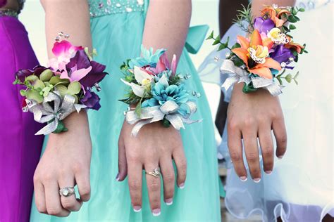 Girls Prom Corsage Pic Corsage Prom Prom Photography Prom Flowers