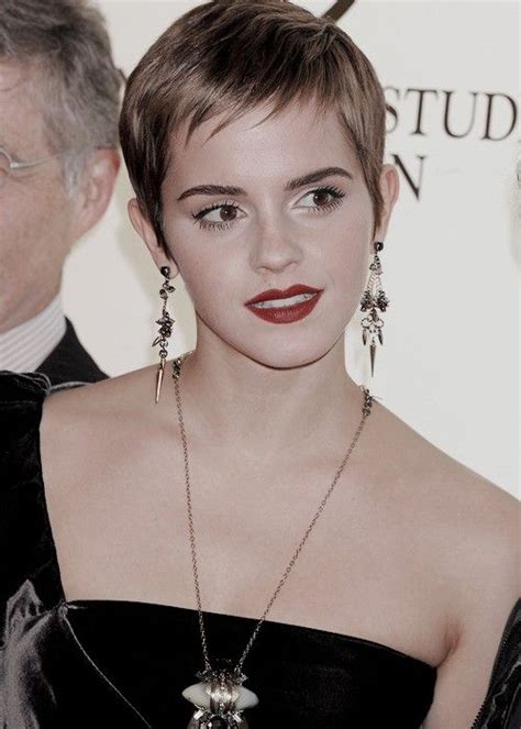 Pin By Af On Emma Watson Emma Watson Emma Cross Necklace