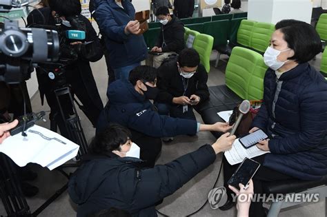 코로나 휘청 臺, 백신 위해 일본과 밀착 가능성. 취재진 질문에 답하는 백신 접종 마친 접종자 | 연합뉴스