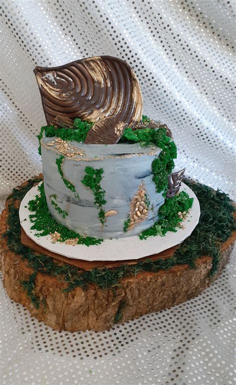Happy new decade, cake decorators! Cement Buttercream & Edible Moss Cake | Cake, Moss cake ...