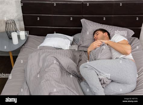 Schön Müde Mann Im Pyjama Schlafen Alleine Ohne Decke Und Eine Kissen