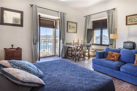 Amplio apartamento reformado con vistas a Ibiza, el puerto y el castillo
