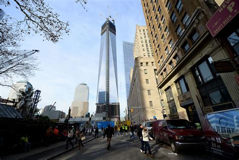 First piece of One World Trade Center spire placed atop building 104 ...