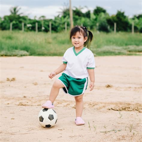 Una Imagen De Acción De Un Grupo De Niños Jugando Fútbol Soccer Para