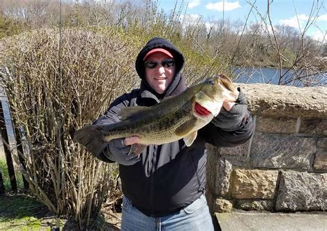 Bass Anglers Guide to Bank Fishing - Bass Fishing Videos and Tips