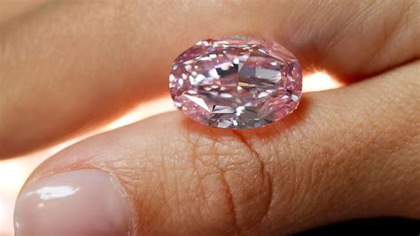 Un Exceptionnel Diamant Rose Vendu Pour 194 Millions Deuros à Genève