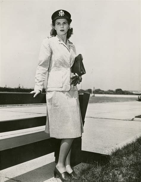 Us Army Nurse Corps Lieutenant Wearing Summer Seersucker Uniform