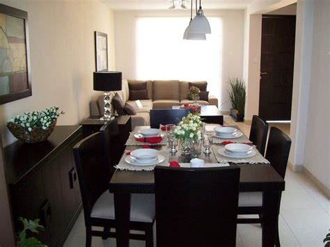 Una estancia que incorpora la cocina, el comedor y la sala en una misma zona. Casa muestra de Infonavit amueblada | casas de ...