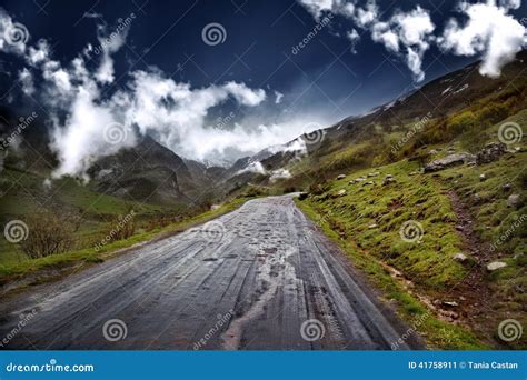 Estrada Da Montanha Estrada Entre Montanhas Com árvores E O Céu Azul