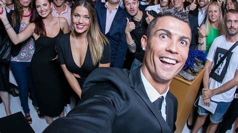 Conveying his values and lifestyle, cristiano ronaldo's fragrances illustrate his passion, winning mindset and. Cristiano Ronaldo Frau : Ist die schöne Freundin von ...