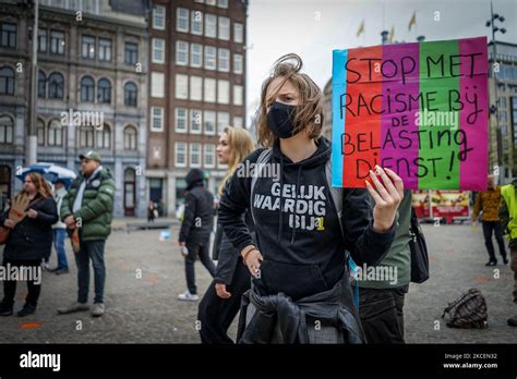 Manifestantes En Damsquare En Amsterdam Pa Ses Bajos El Th De Mayo