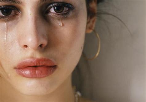 Плачущая девушка фото Девушка плачет Фотографии слез девушки