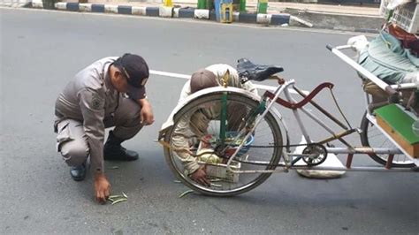 If you are serious about starting your own craft business, don't stop at these 75 ideas, either. Foto Viral di Whatsapp (WA): Petugas Satpol PP Pamekasan ...