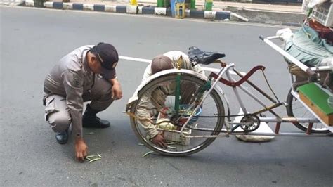 Jika di berikan ke pacar, tentunya hubungan kalian akan semakin romantis. Foto Viral di Whatsapp (WA): Petugas Satpol PP Pamekasan Membantu Tukang Becak yang Sayurnya ...