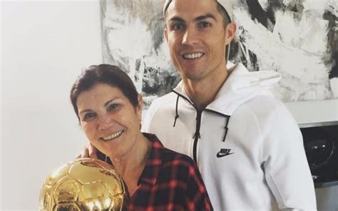 An appreciative account for the woman who brought us the legend cristiano ronaldo, that woman is dolores aveiro! Dolores Aveiro a dançar euforicamente Mãe de Cristiano ...