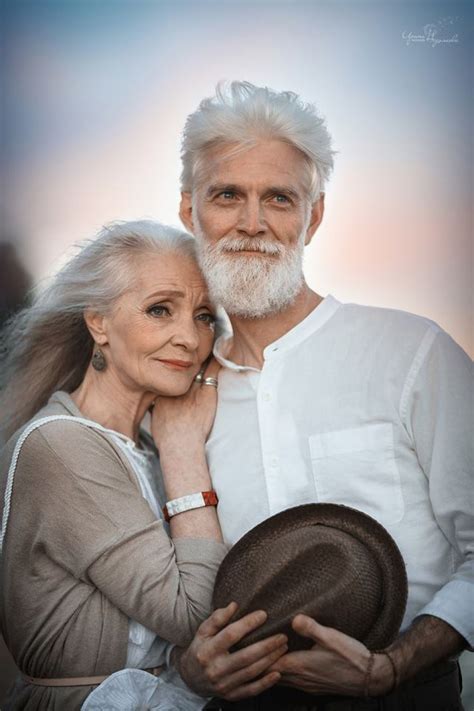 Russian Photographer Captures Beautiful Elderly Couple To Show That Love Transcends Time Casal