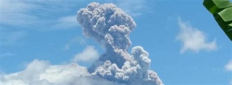 mount agung erupts ash 4 5 km a s l alert level remains at 3 the watchers