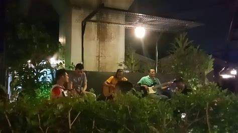Cuba ku lihat siapa itu bertudung labuh baju berwarna biru. Assalamualaikum ustazah cover by J.Mahen.. please subcribe ...